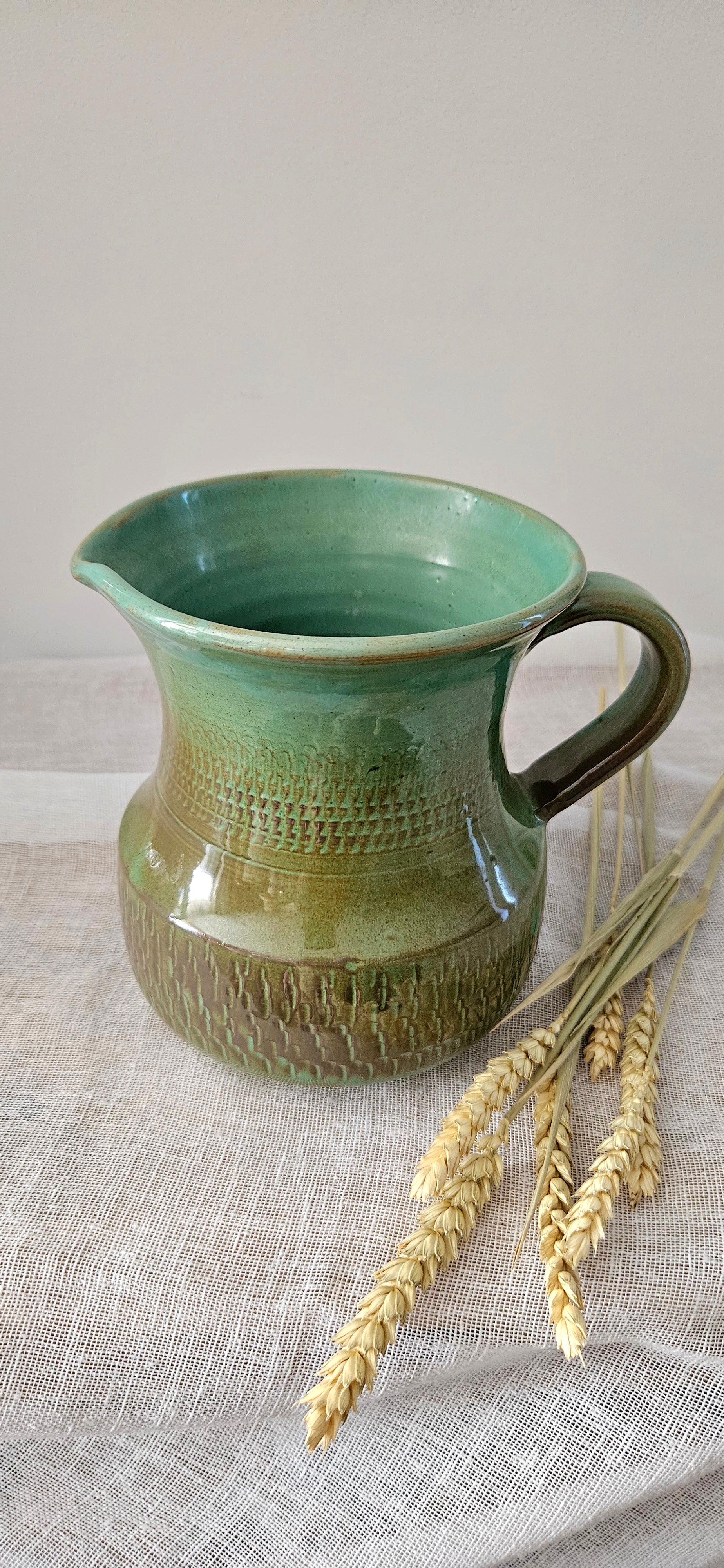Pichet vintage en grès émaillé vert