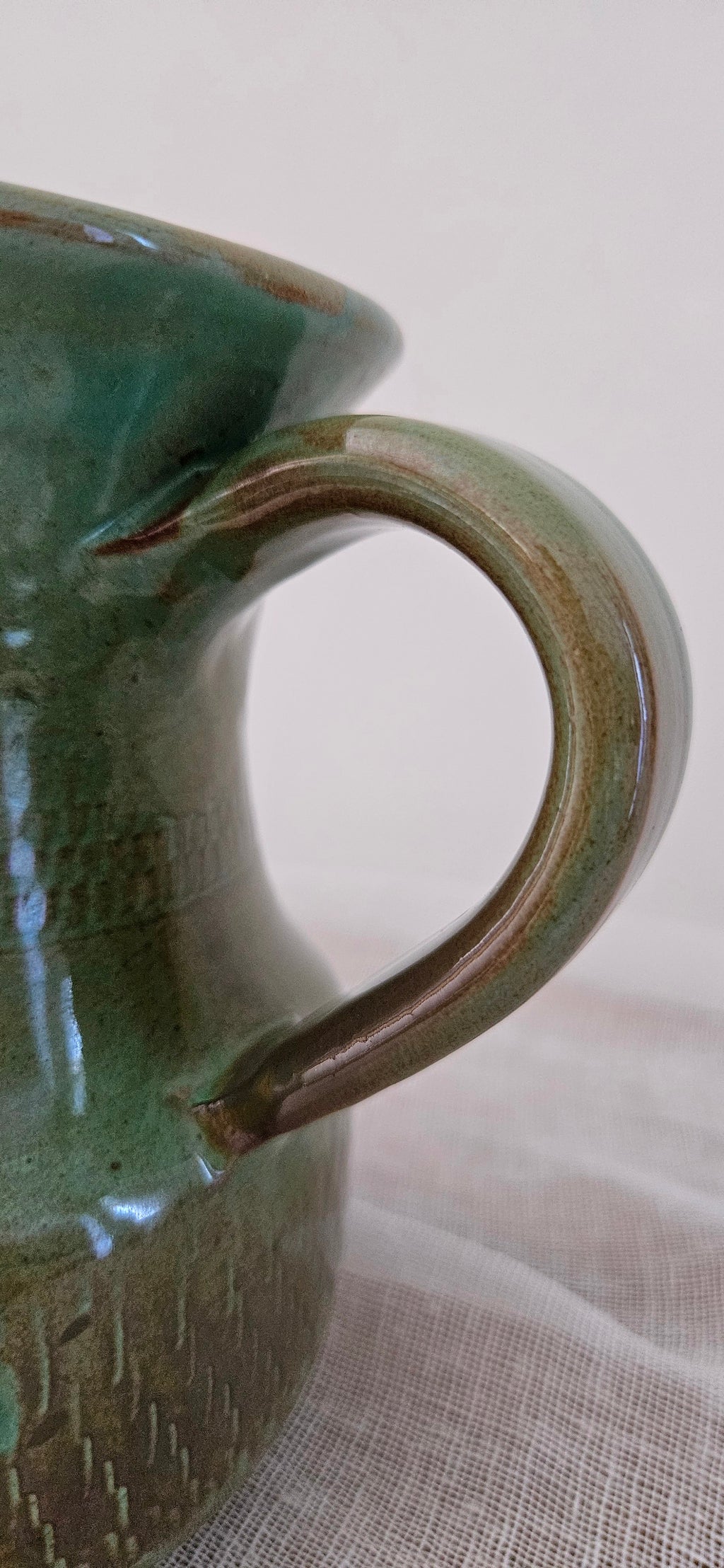 Pichet vintage en grès émaillé vert