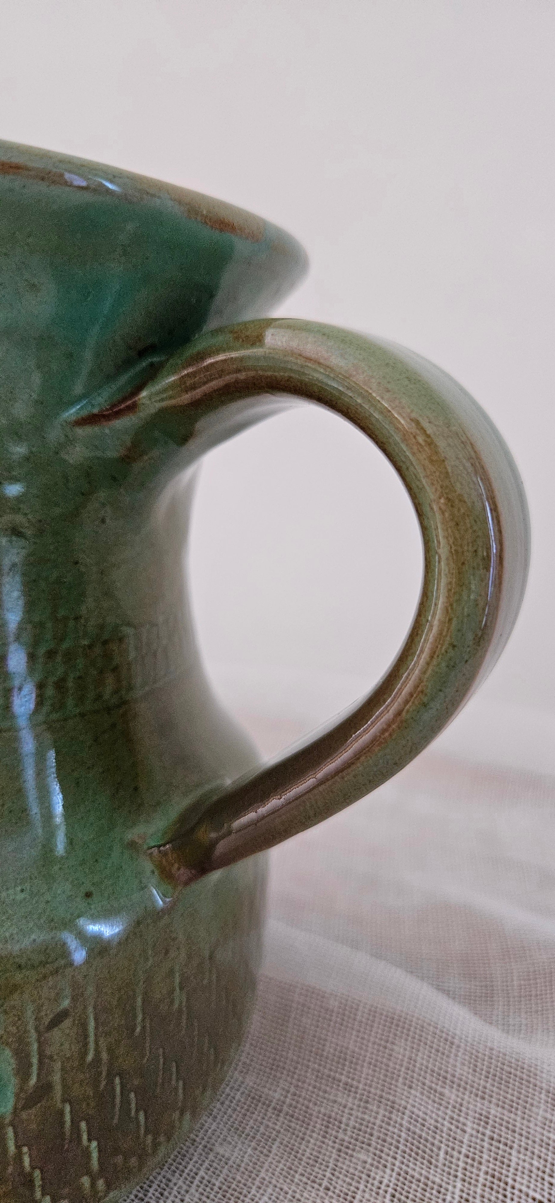 Pichet vintage en grès émaillé vert