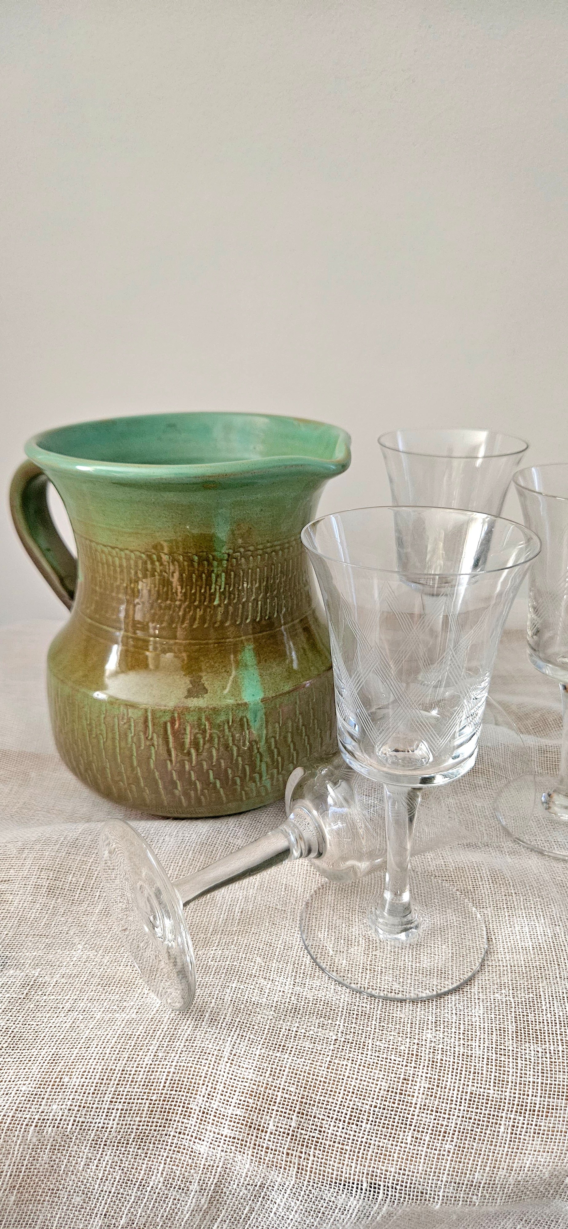 Pichet vintage en grès émaillé vert