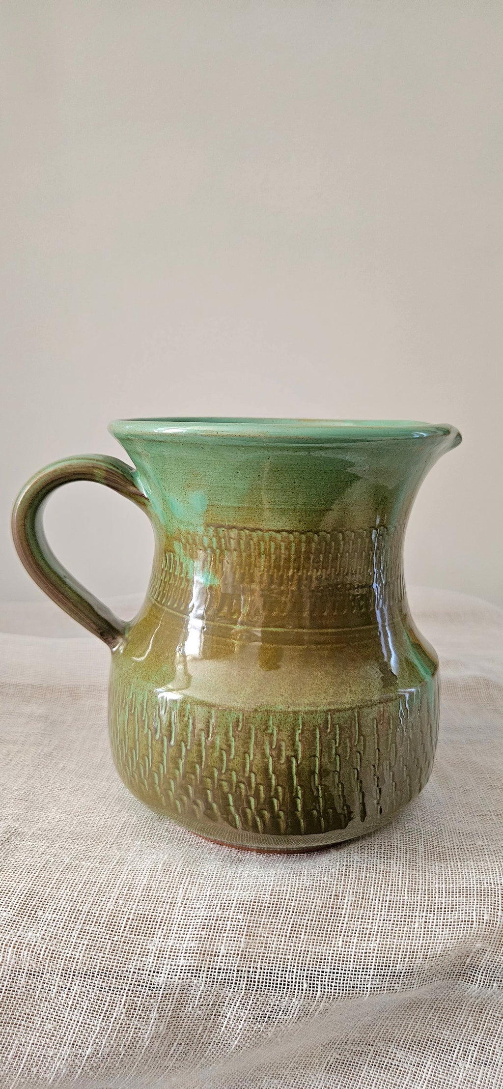 Pichet vintage en grès émaillé vert