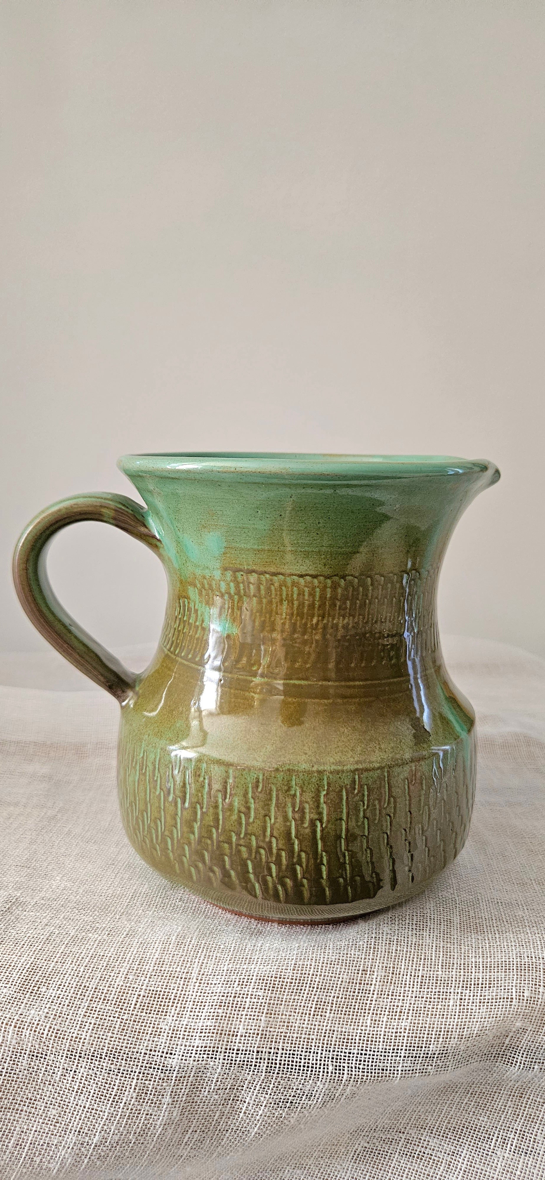 Pichet vintage en grès émaillé vert