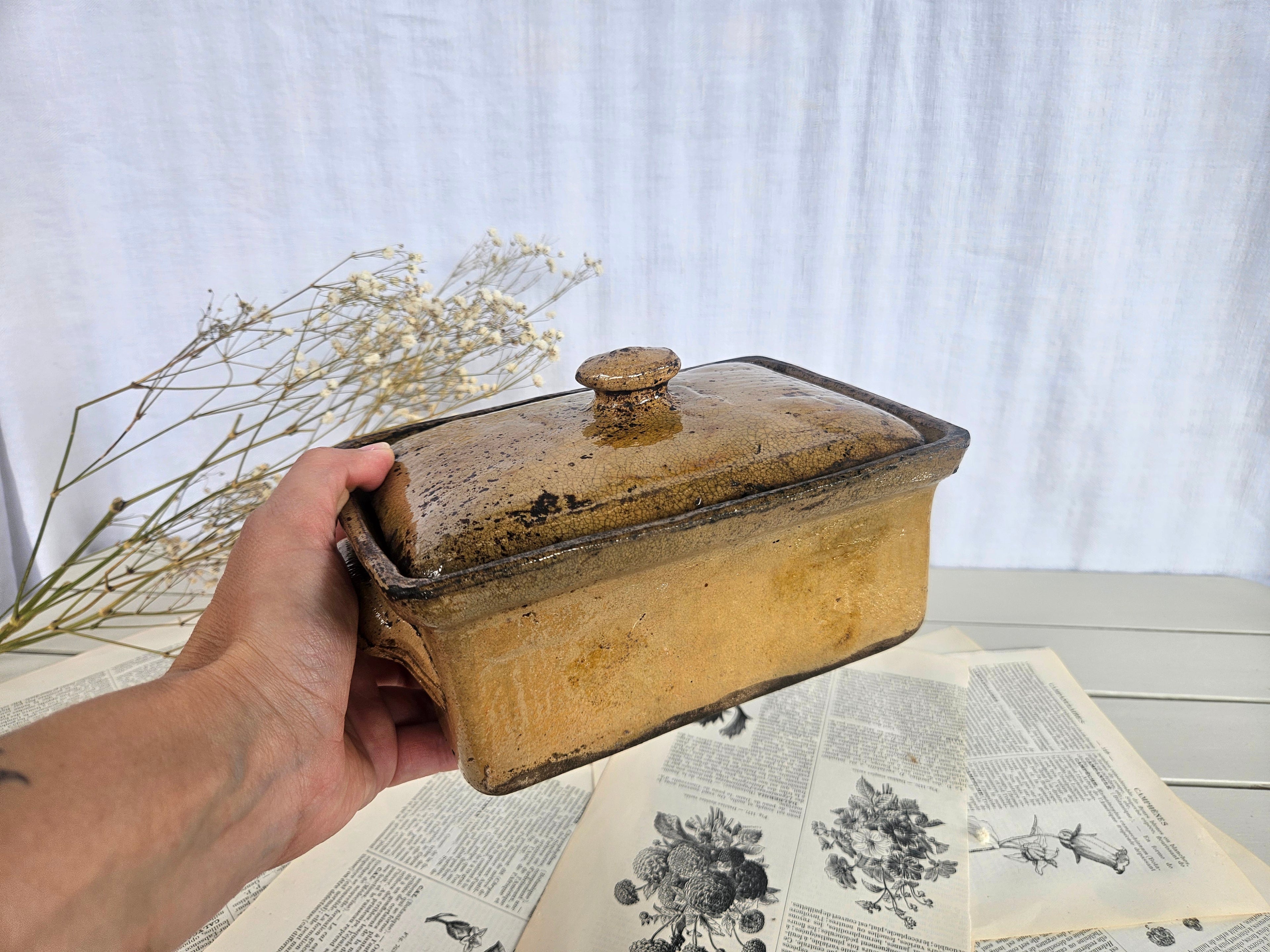 Ancienne terrine en grès émaillé miel avec couvercle