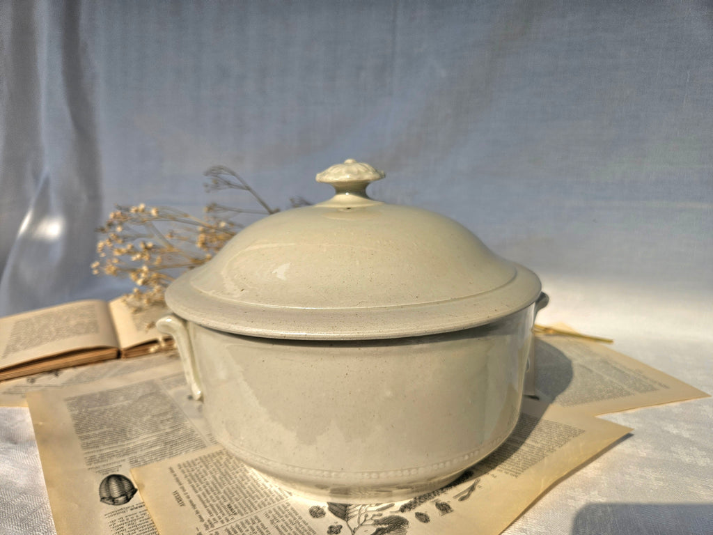 Petite soupière ancienne en faïence crème avec couvercle