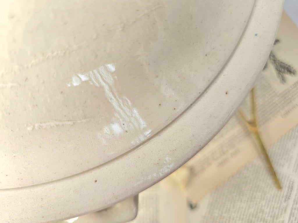 Petite soupière ancienne en faïence crème avec couvercle