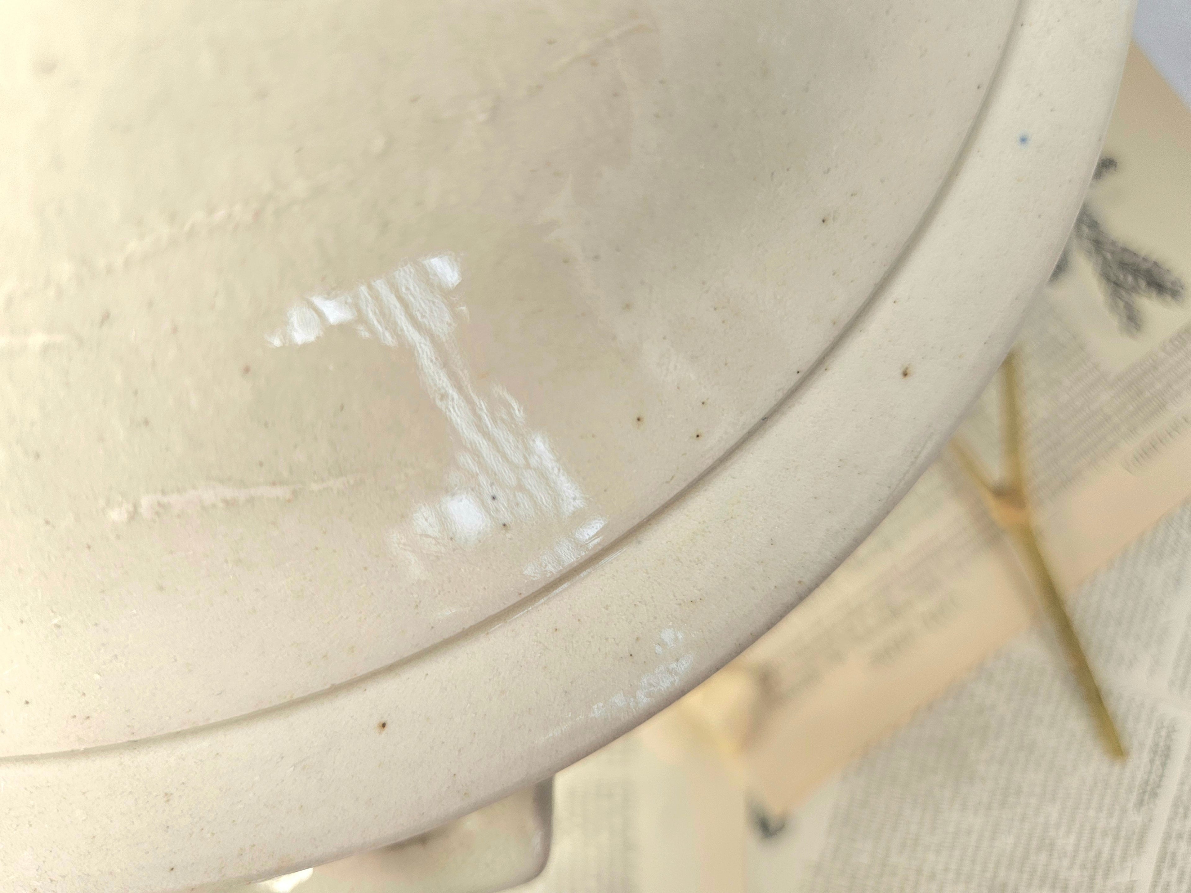 Petite soupière ancienne en faïence crème avec couvercle