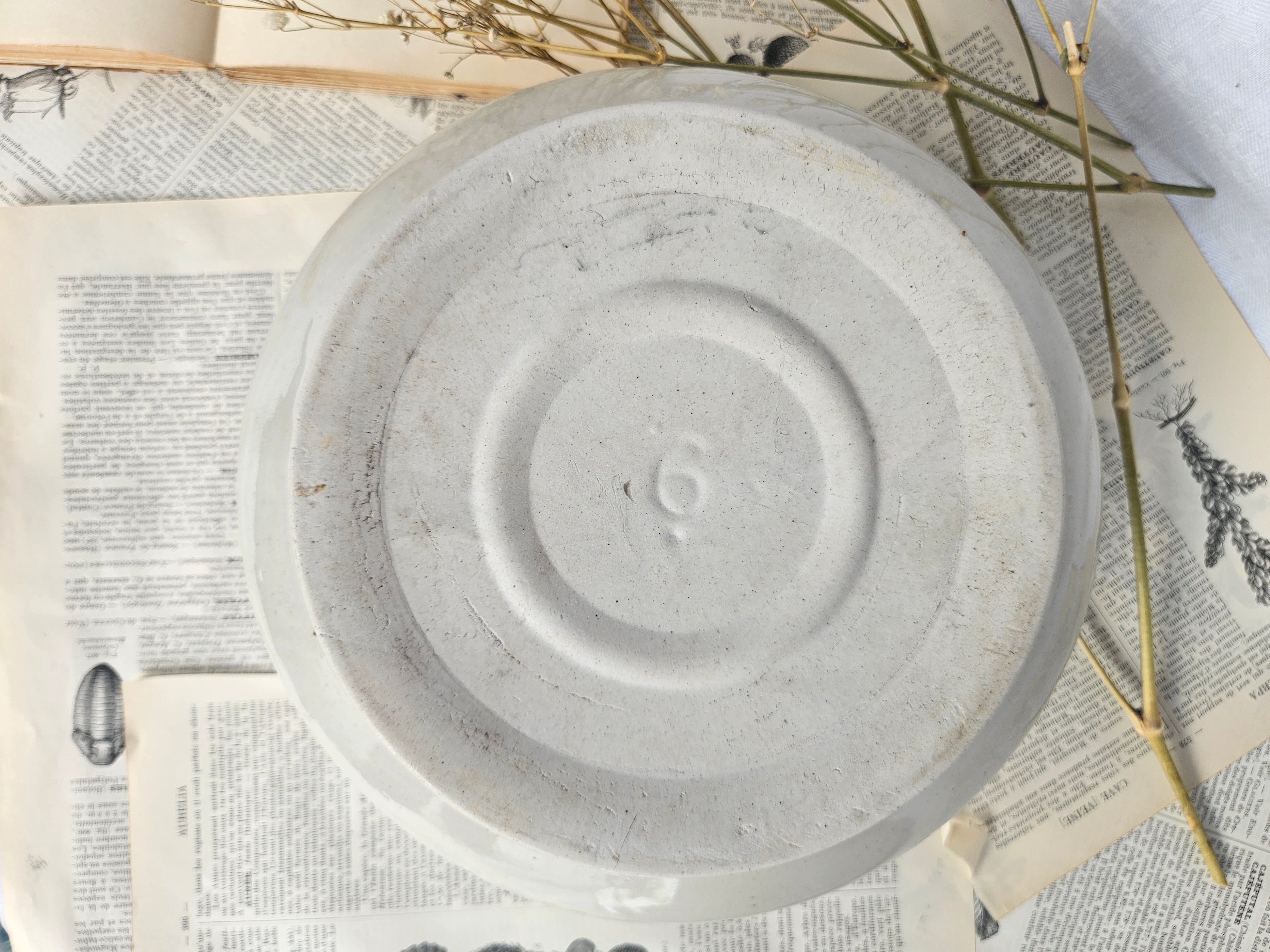 Petite soupière ancienne en faïence crème avec couvercle