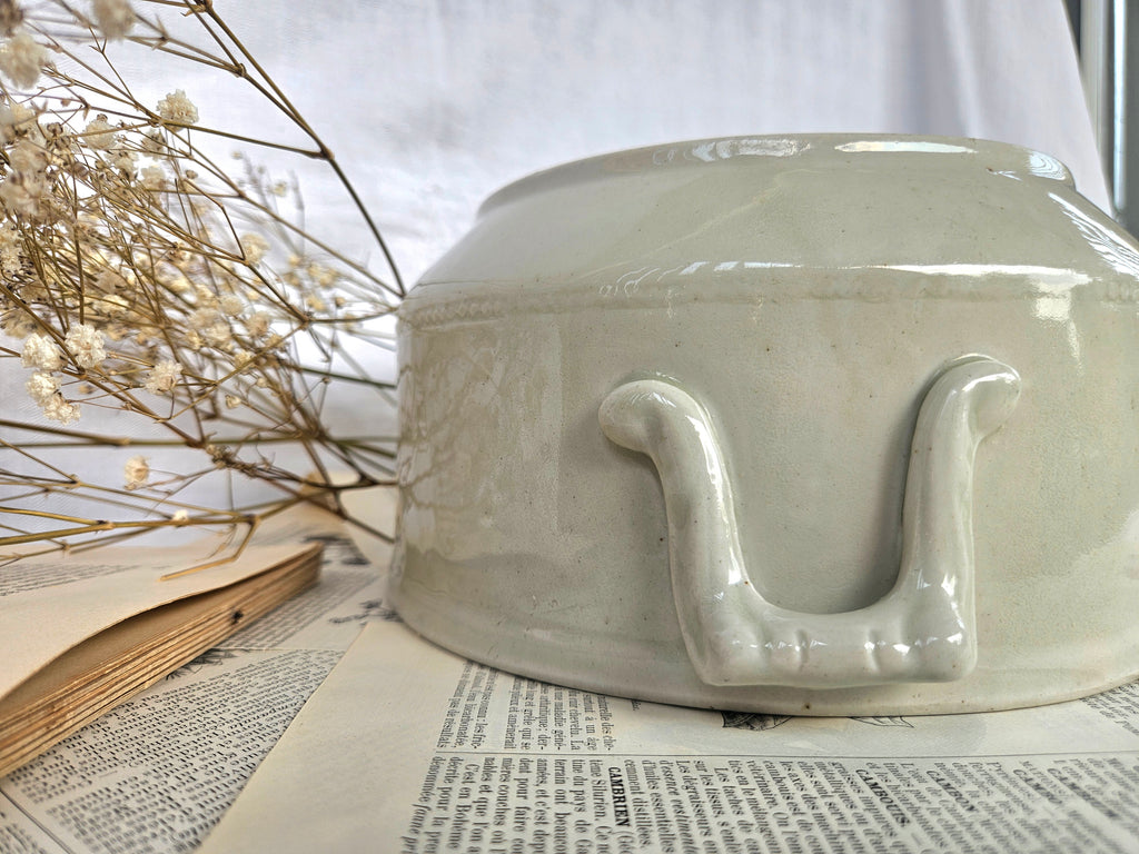 Petite soupière ancienne en faïence crème avec couvercle