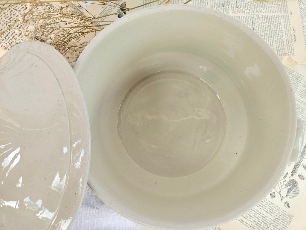 Petite soupière ancienne en faïence crème avec couvercle