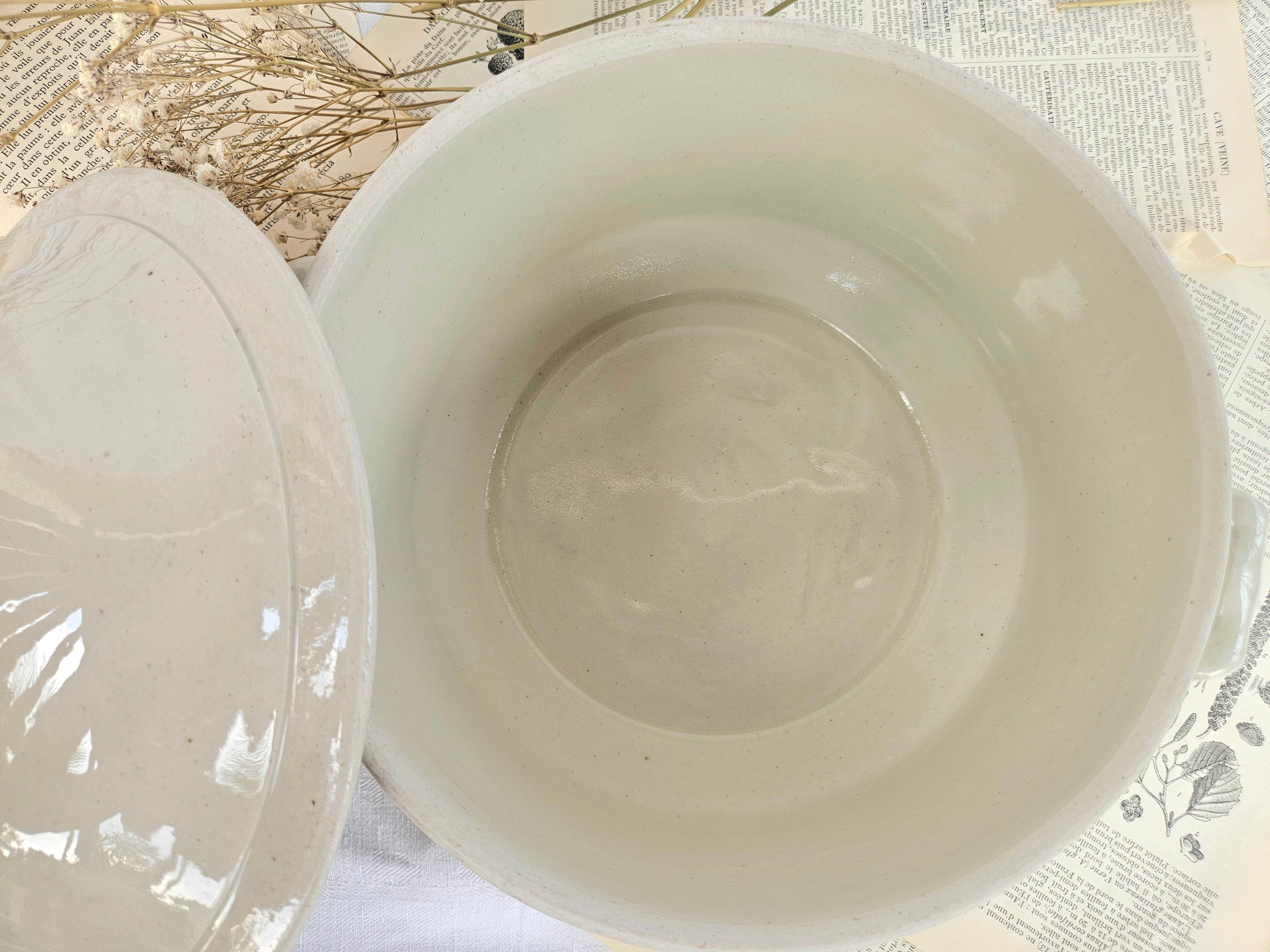 Petite soupière ancienne en faïence crème avec couvercle