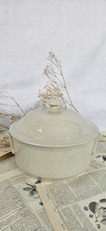 Petite soupière ancienne en faïence crème avec couvercle