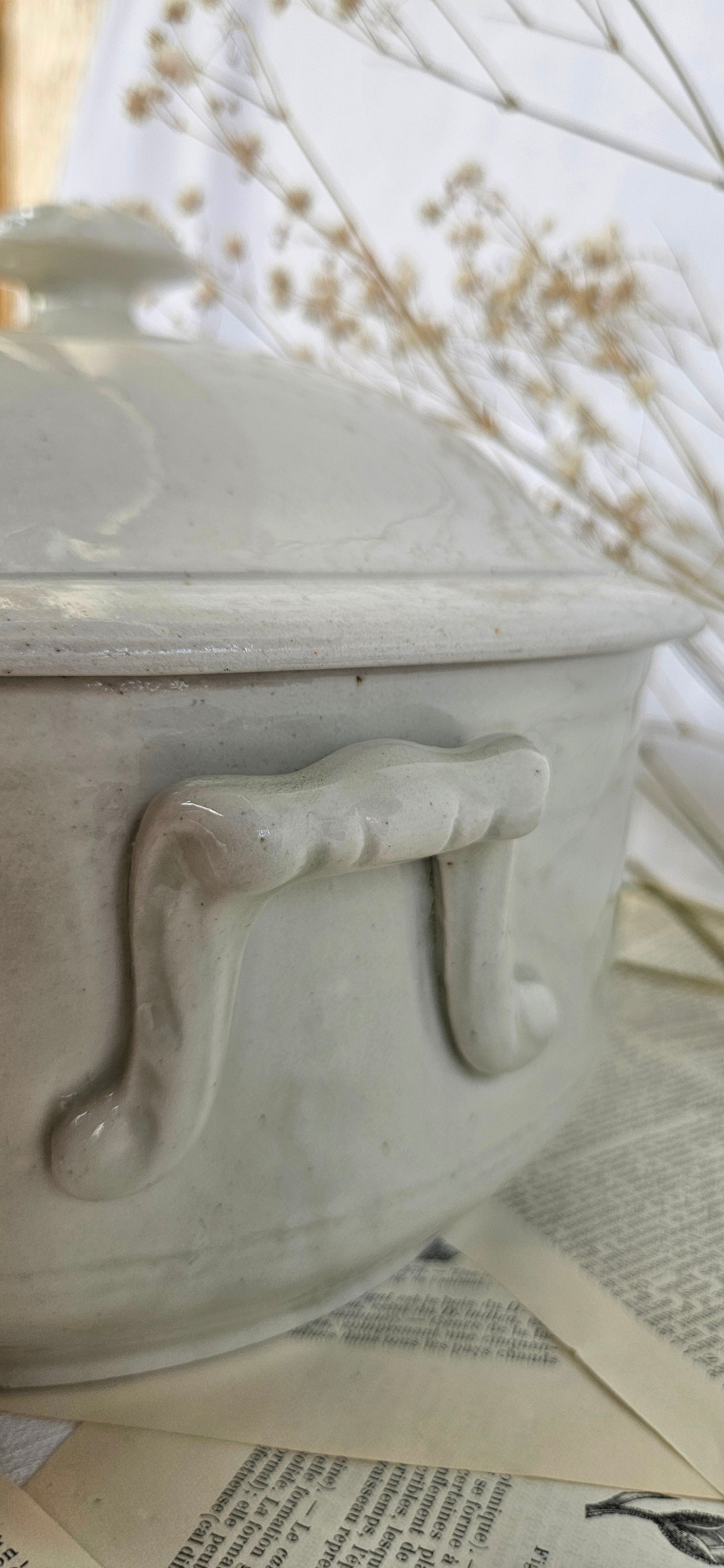 Petite soupière ancienne en faïence crème avec couvercle