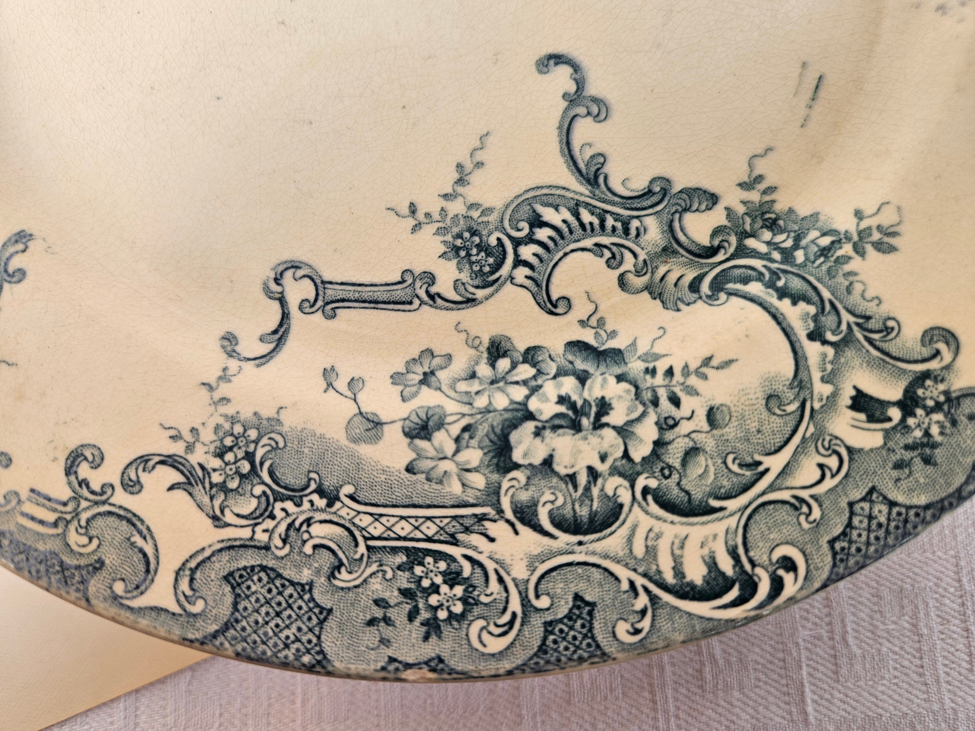 4 assiettes à dessert anciennes Terre de Fer BFK Boch Frères Keramis modèle Dauphin