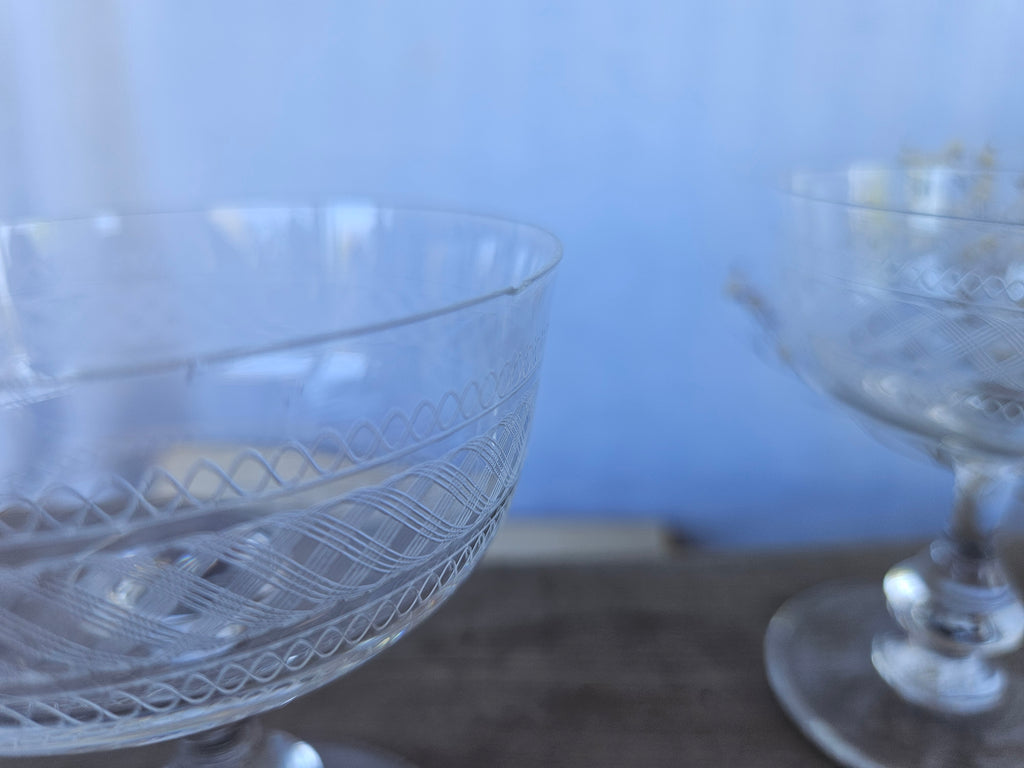 Lot de 5 coupes à champagne anciennes en verre gravé