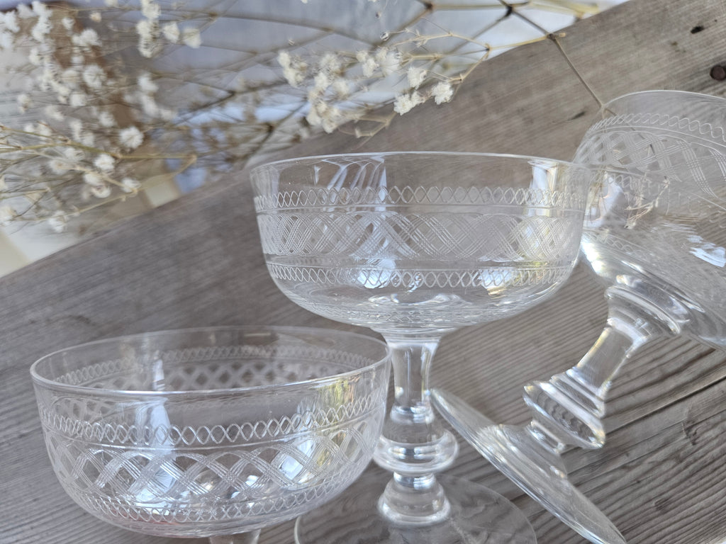 Lot de 5 coupes à champagne anciennes en verre gravé
