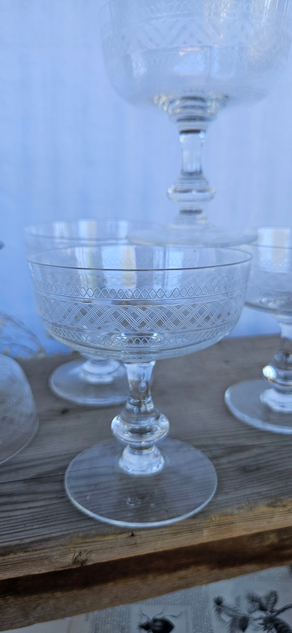 Lot de 5 coupes à champagne anciennes en verre gravé