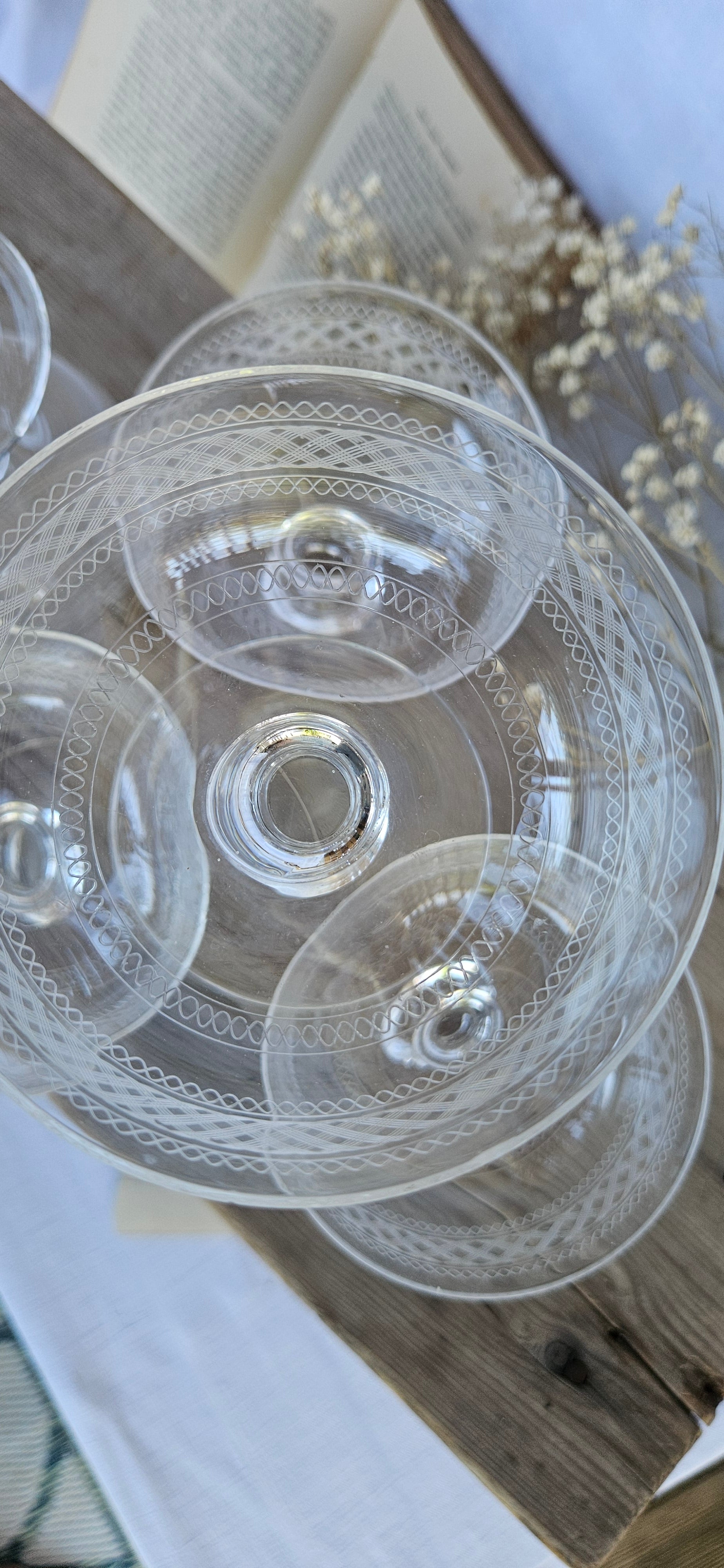 Lot de 5 coupes à champagne anciennes en verre gravé