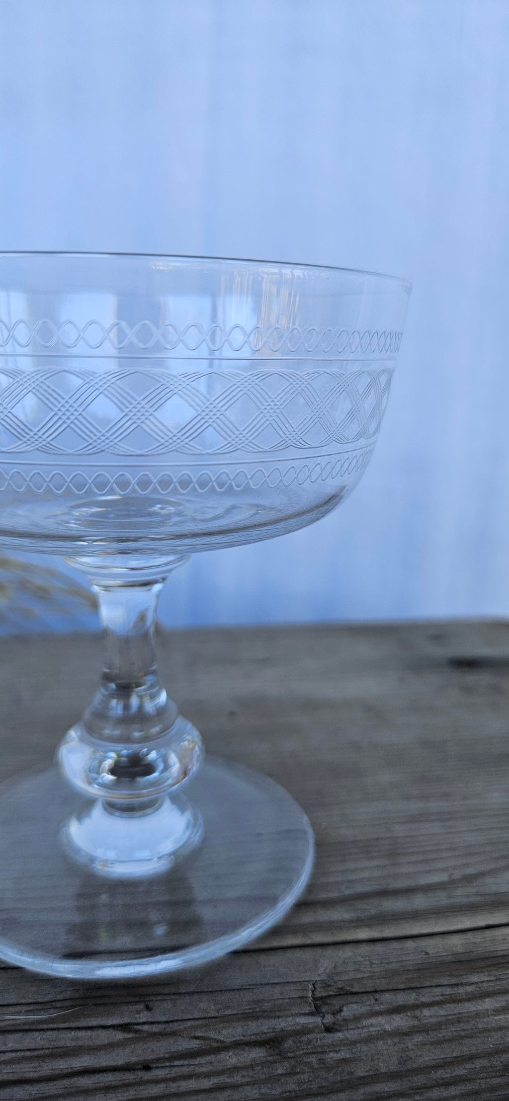 Lot de 5 coupes à champagne anciennes en verre gravé