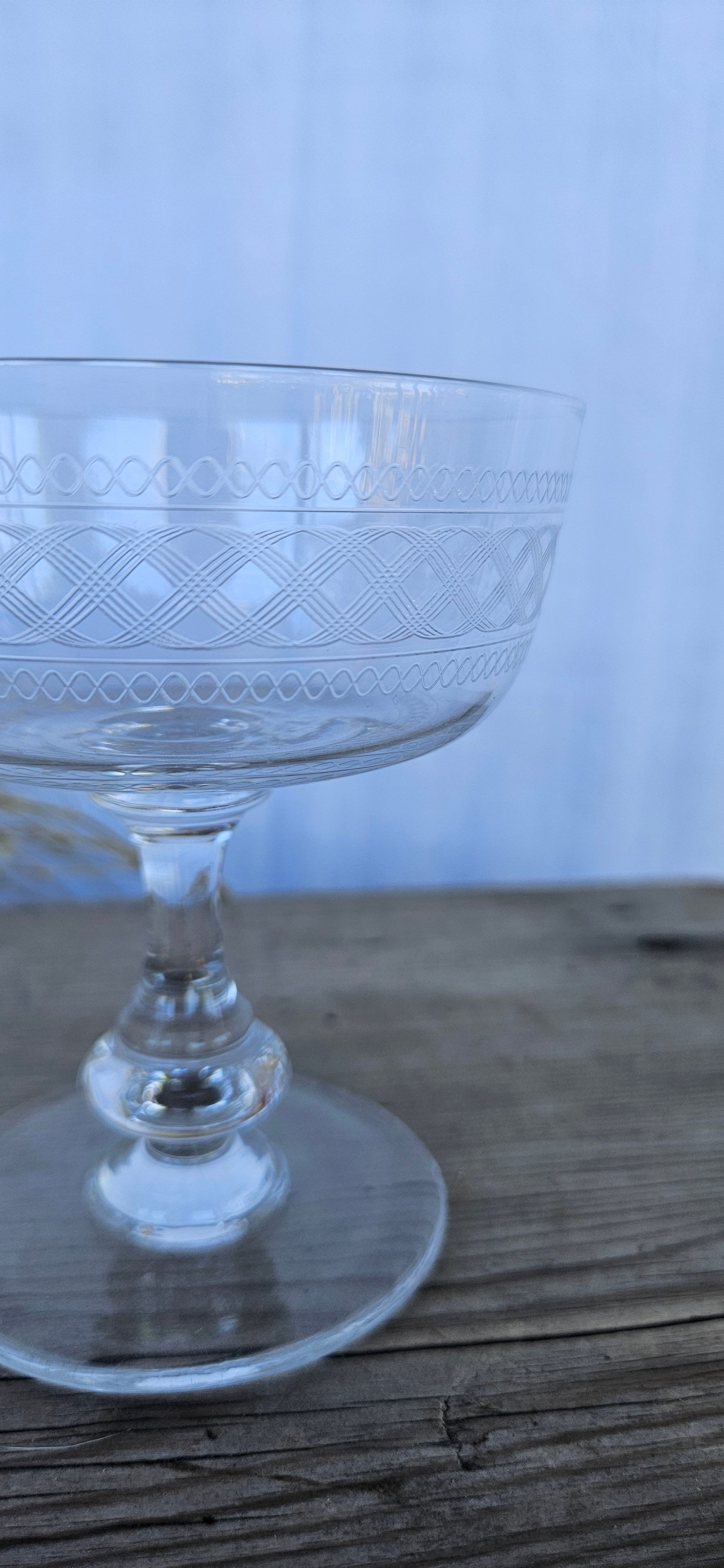 Lot de 5 coupes à champagne anciennes en verre gravé