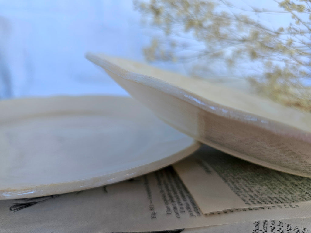 Duo d'assiettes à dessert anciennes Boch La Louvière | Faïence belge ivoire