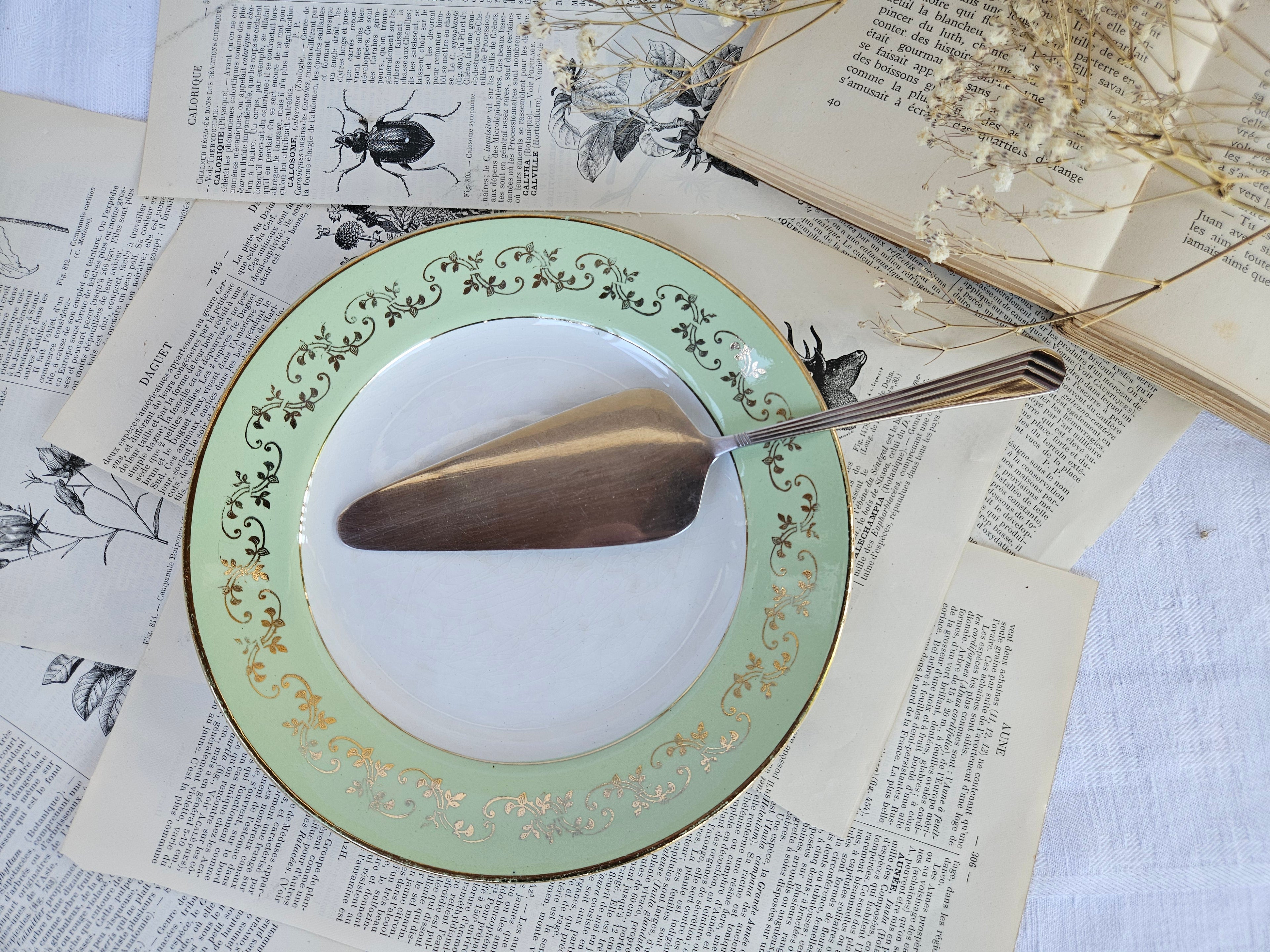 Assiette à dessert ancienne Amandinoise Poreylor 19 cm vert amande et dorure
