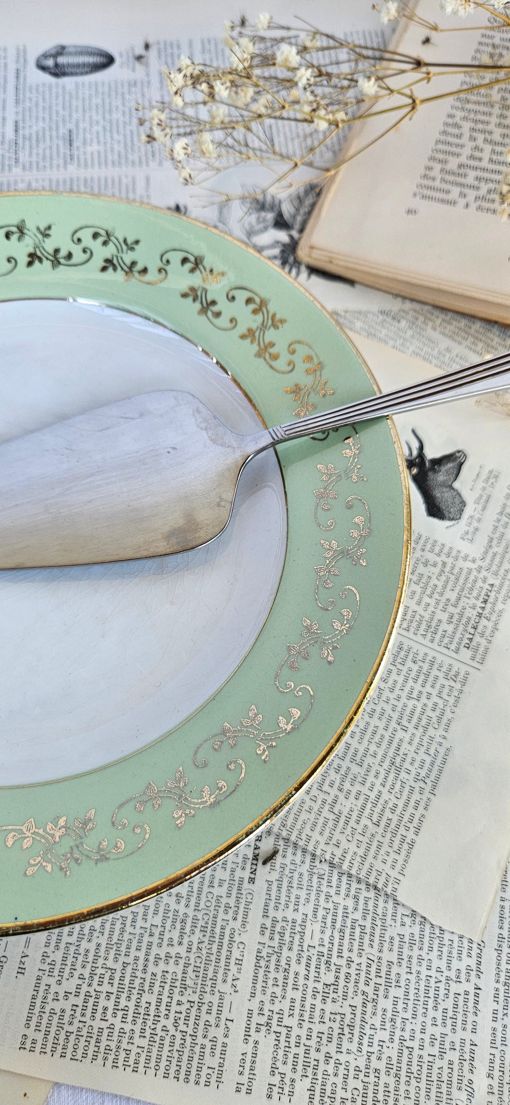 Assiette à dessert ancienne Amandinoise Poreylor 19 cm vert amande et dorure