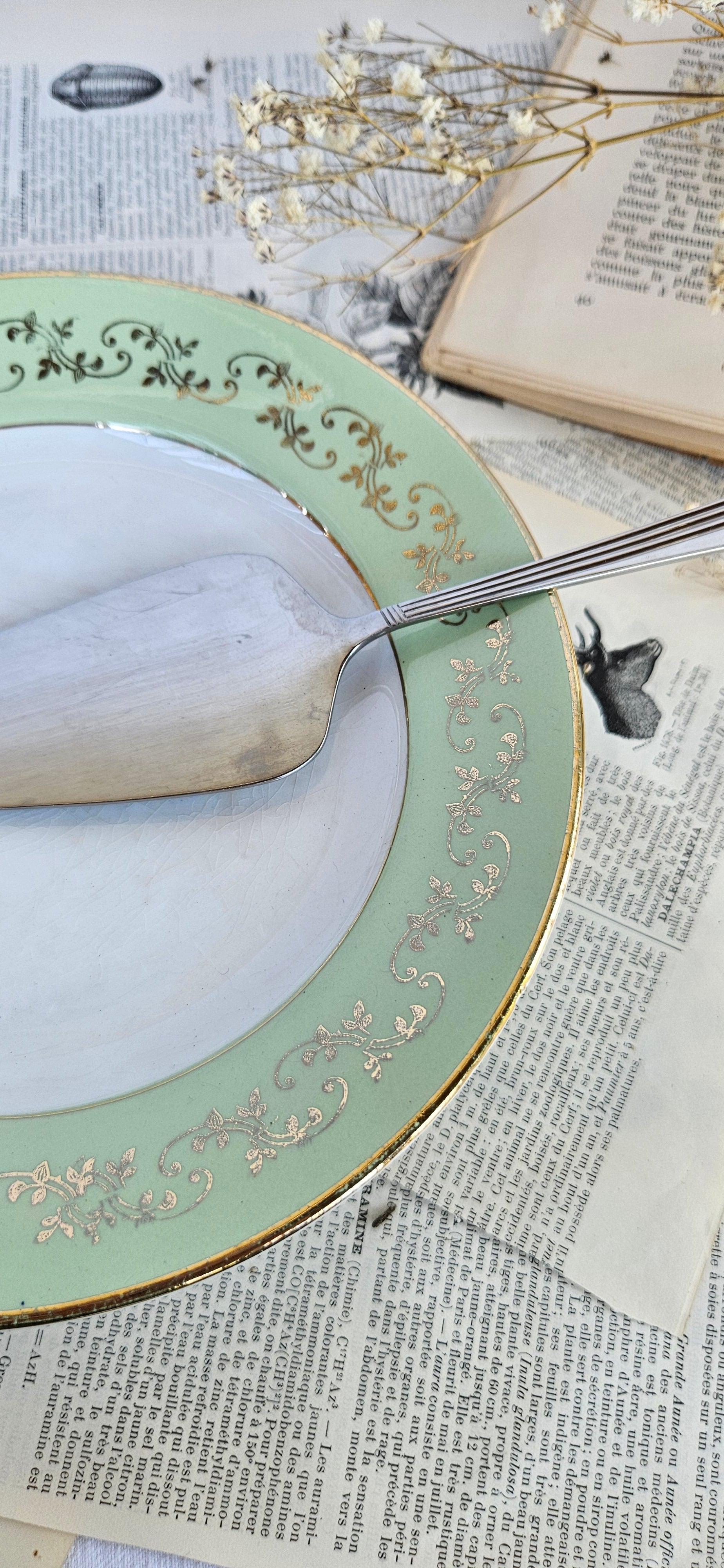 Assiette à dessert ancienne Amandinoise Poreylor 19 cm vert amande et dorure
