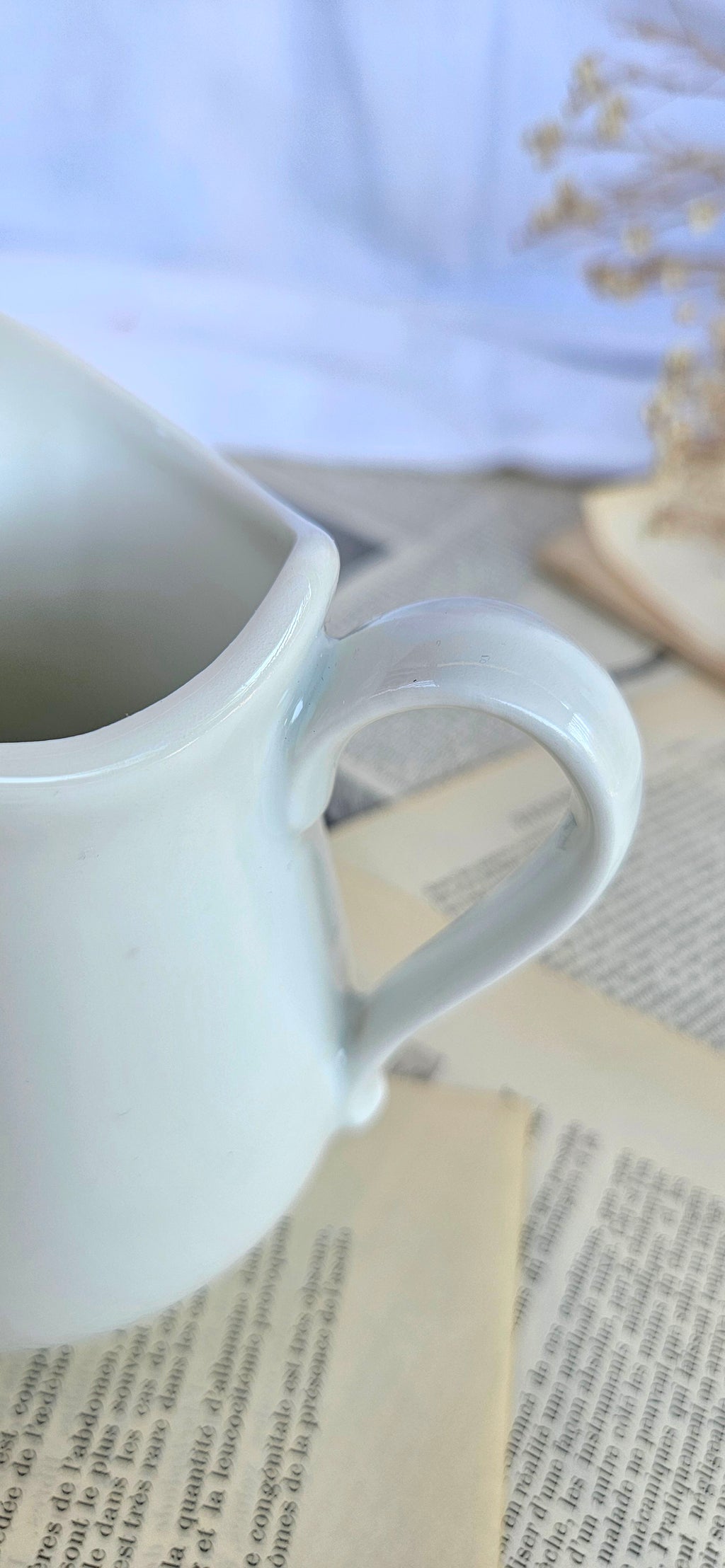 Pot à lait Chauvigny FD France en porcelaine blanche