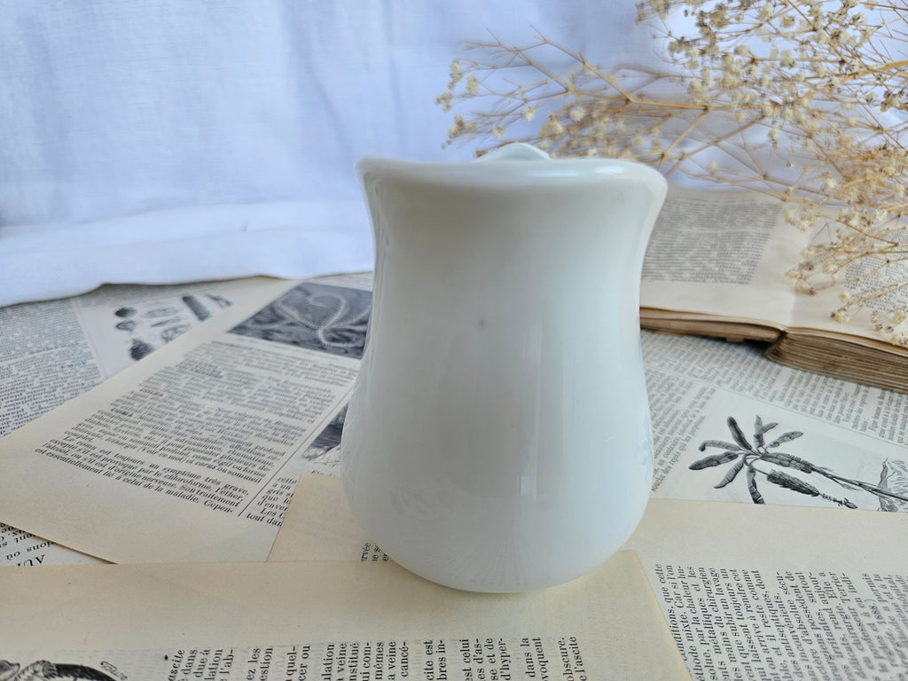 Pot à lait Chauvigny FD France en porcelaine blanche