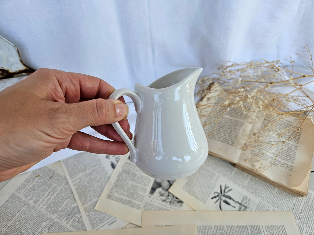 Pot à lait Chauvigny FD France en porcelaine blanche