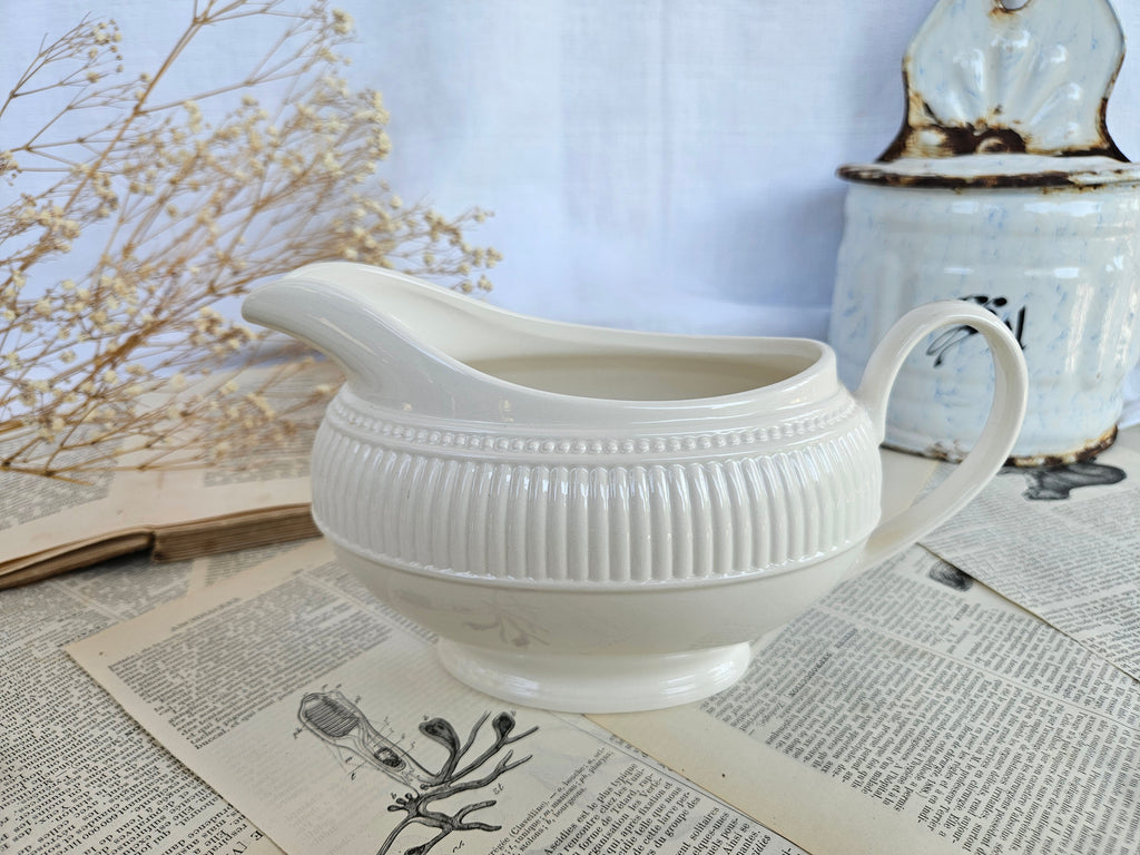 Saucière Wedgwood Windsor en faïence blanche côtelée