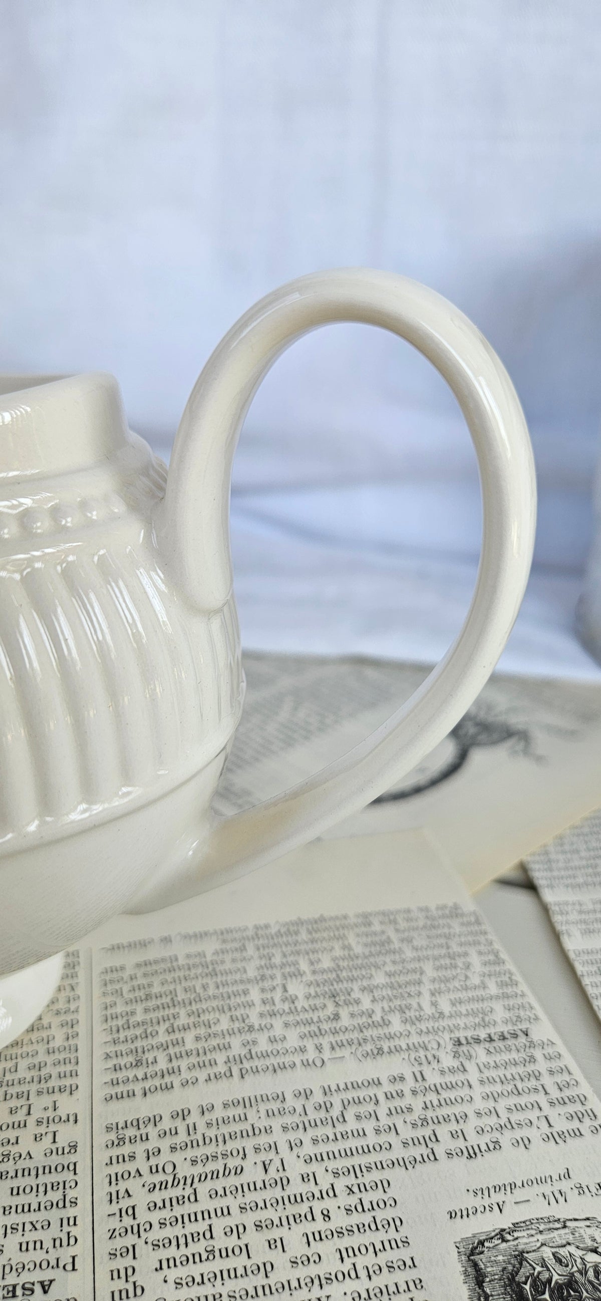 Saucière Wedgwood Windsor en faïence blanche côtelée