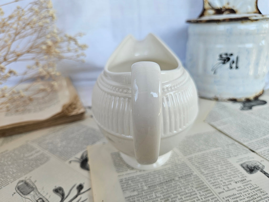 Saucière Wedgwood Windsor en faïence blanche côtelée