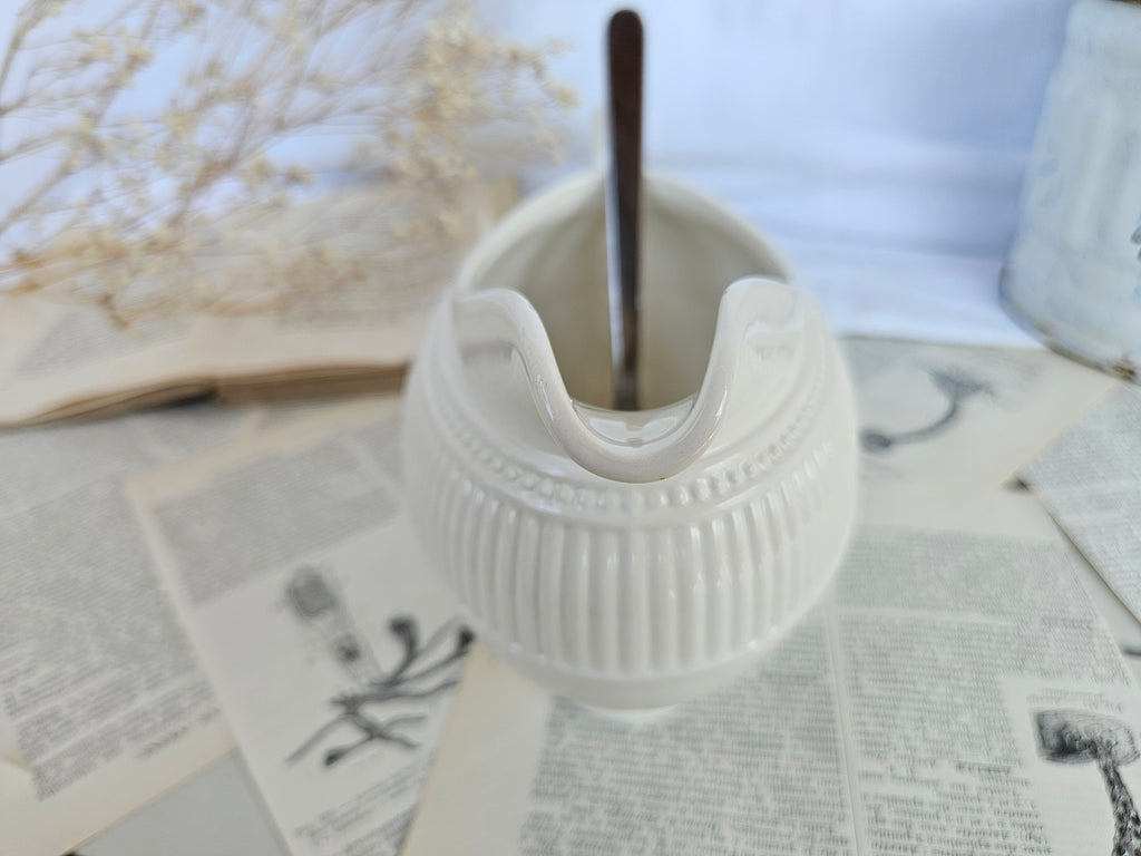 Saucière Wedgwood Windsor en faïence blanche côtelée