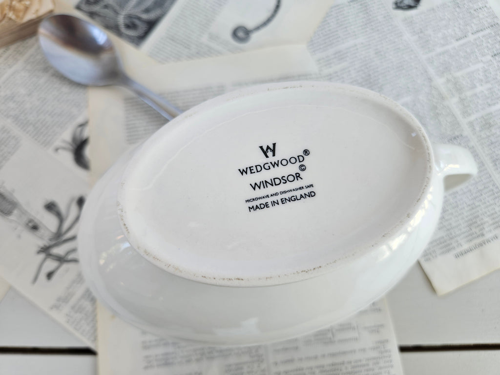 Saucière Wedgwood Windsor en faïence blanche côtelée