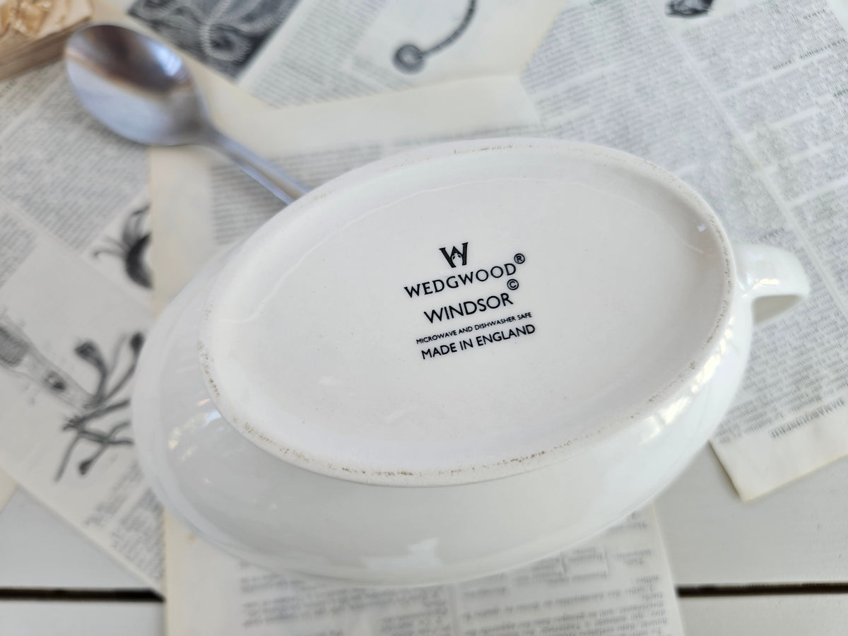 Saucière Wedgwood Windsor en faïence blanche côtelée