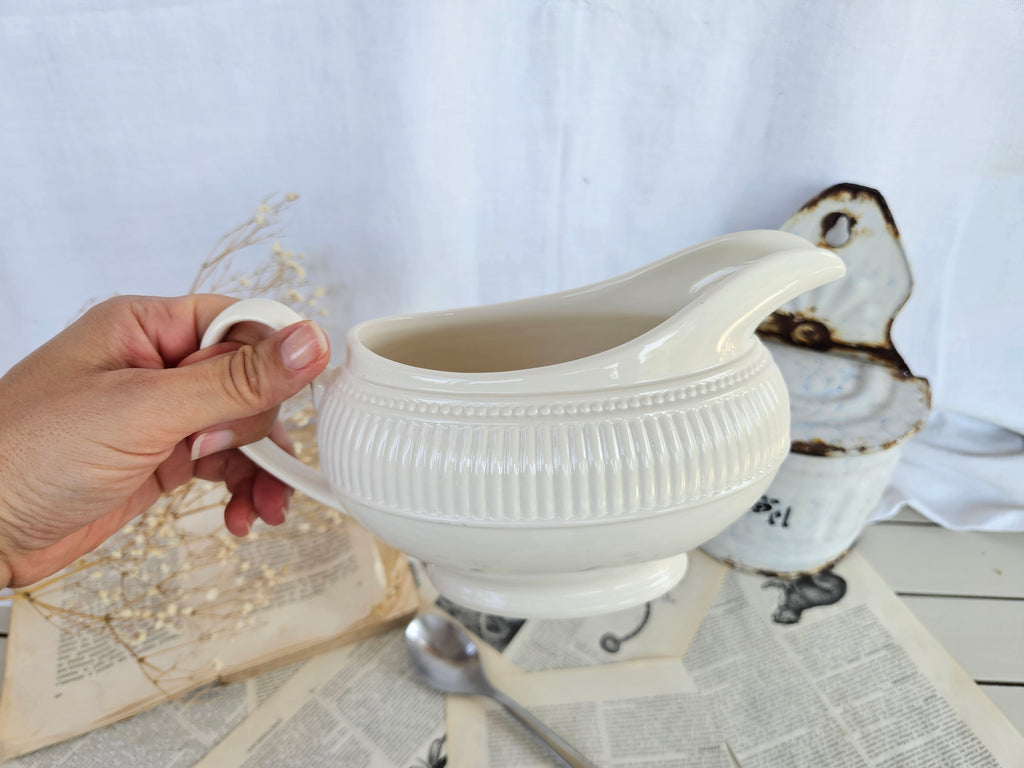 Saucière Wedgwood Windsor en faïence blanche côtelée