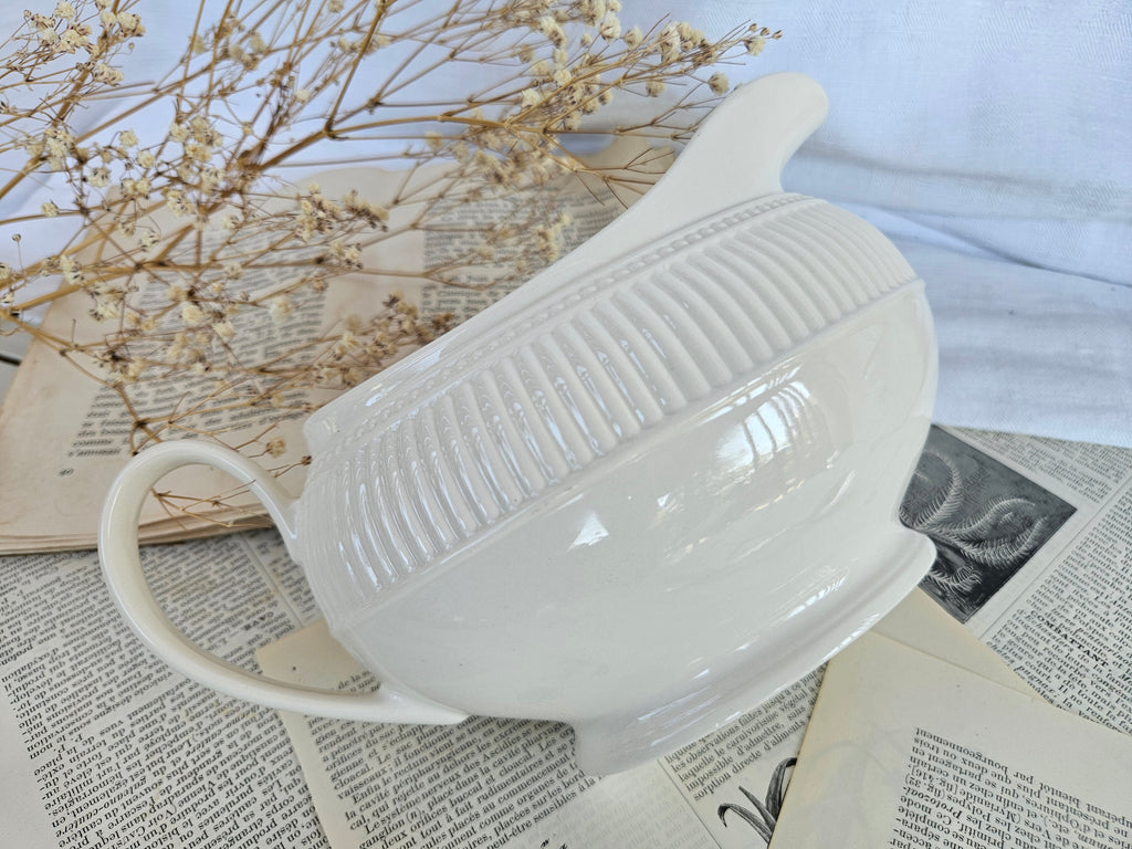Saucière Wedgwood Windsor en faïence blanche côtelée