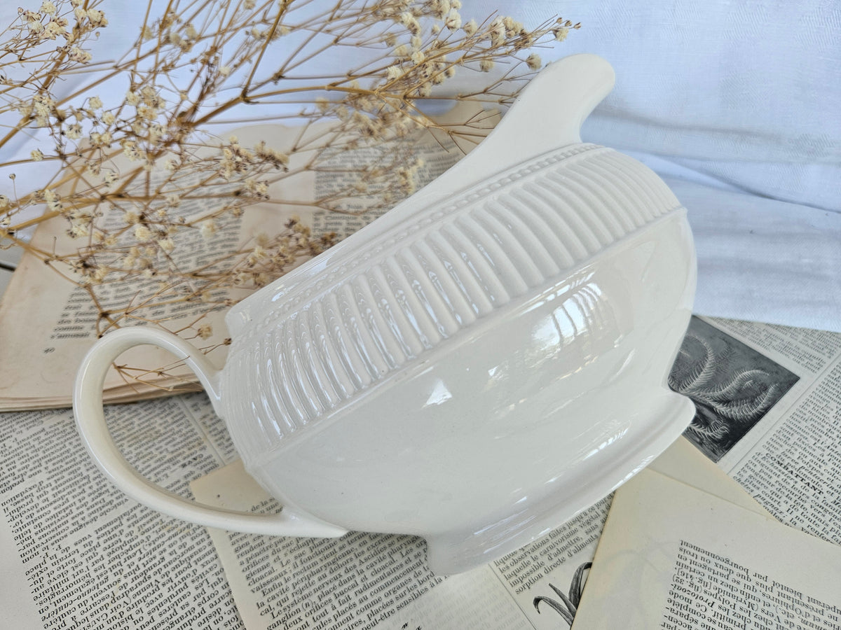 Saucière Wedgwood Windsor en faïence blanche côtelée
