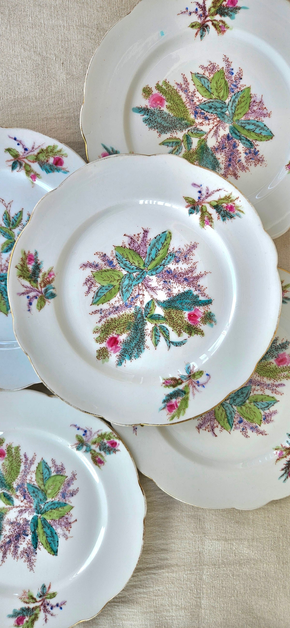 Assiette ancienne 22 cm en porcelaine blanche – décor floral polychrome et bord doré