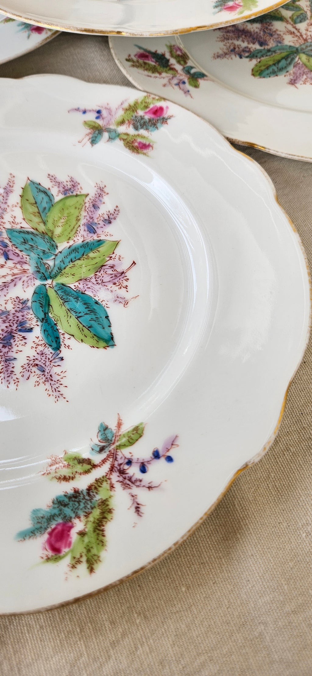 Assiette ancienne 22 cm en porcelaine blanche – décor floral polychrome et bord doré