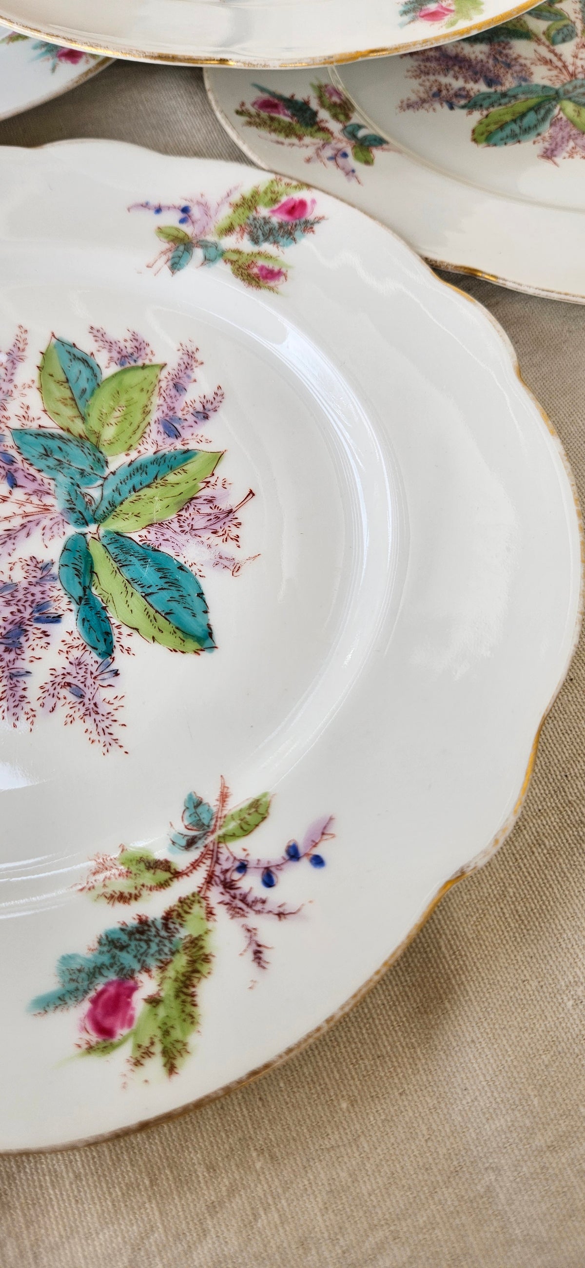 Assiette ancienne 22 cm en porcelaine blanche – décor floral polychrome et bord doré