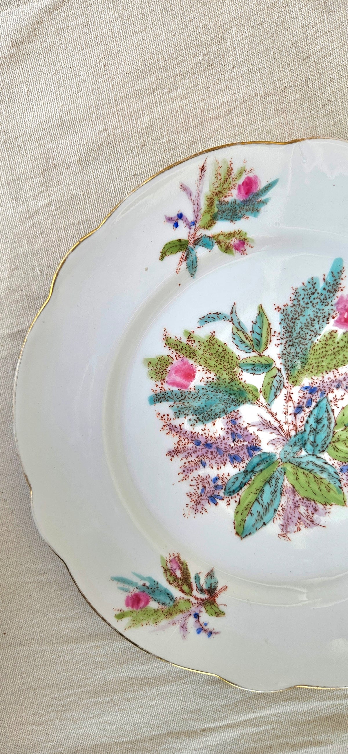 Assiette ancienne 22 cm en porcelaine blanche – décor floral polychrome et bord doré