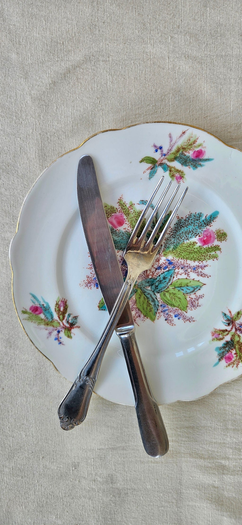 Assiette ancienne 22 cm en porcelaine blanche – décor floral polychrome et bord doré