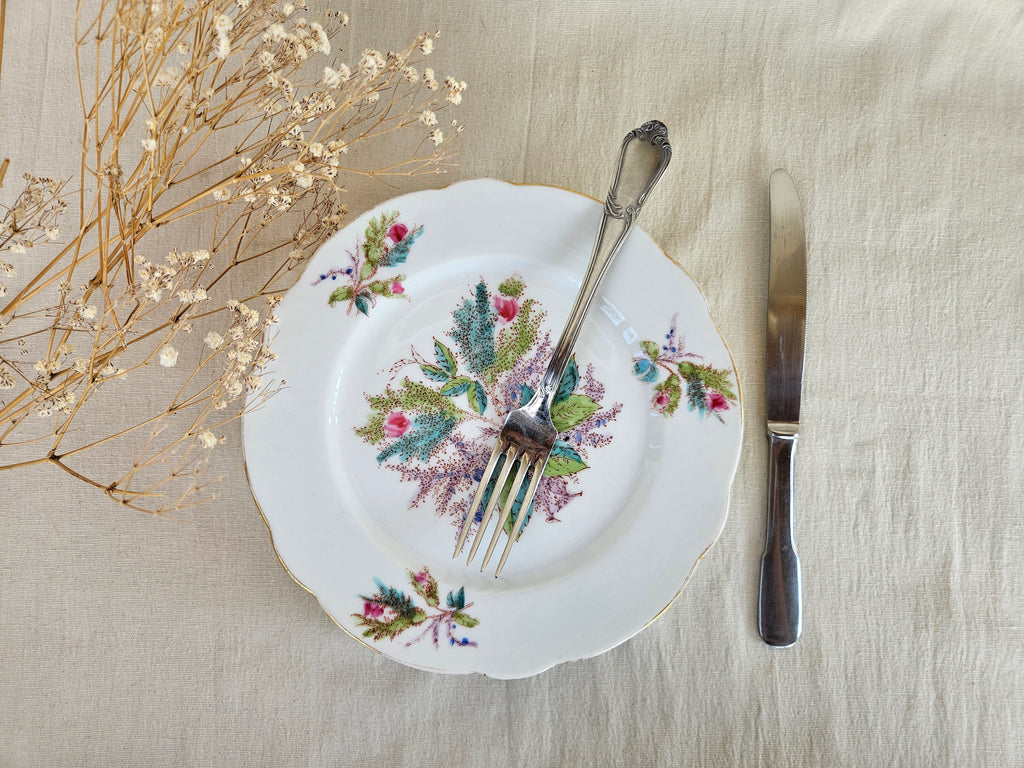 Assiette ancienne 22 cm en porcelaine blanche – décor floral polychrome et bord doré