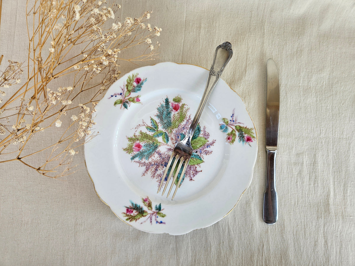 Assiette ancienne 22 cm en porcelaine blanche – décor floral polychrome et bord doré