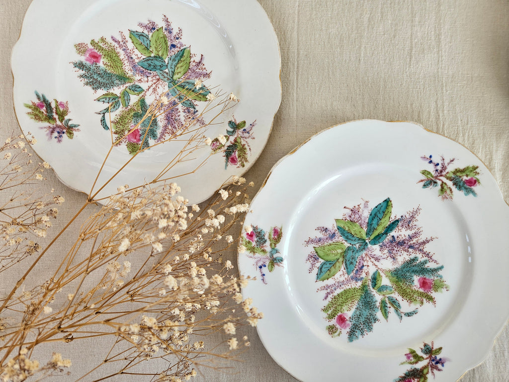 Assiette ancienne 22 cm en porcelaine blanche – décor floral polychrome et bord doré