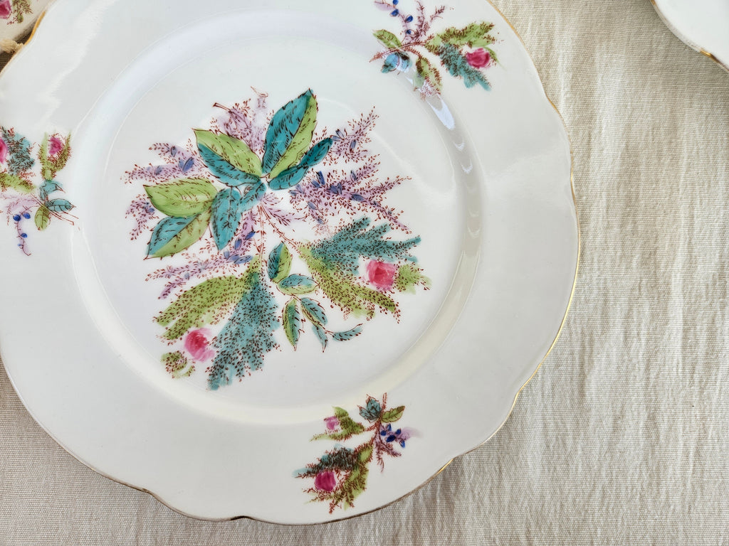 Assiette ancienne 22 cm en porcelaine blanche – décor floral polychrome et bord doré
