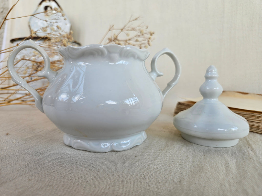 Ancien sucrier en porcelaine blanche
