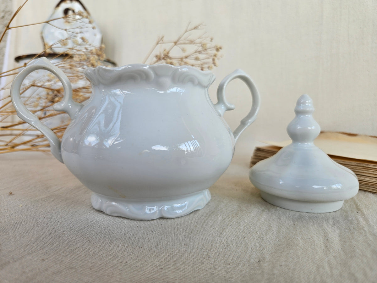 Ancien sucrier en porcelaine blanche